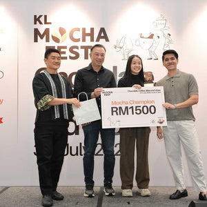 Josephine Yap Wei Yuen winning the Mocha Championship, holding check awarded by judges, Ong Ning-Geng and Kelvin Ngow.